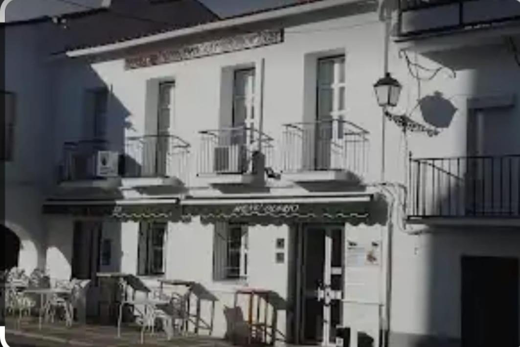Hostal 2 Estrellas -Restaurante Las Tres Encinas En El Centro Del Pueblo Cabeza la Vaca Exterior photo